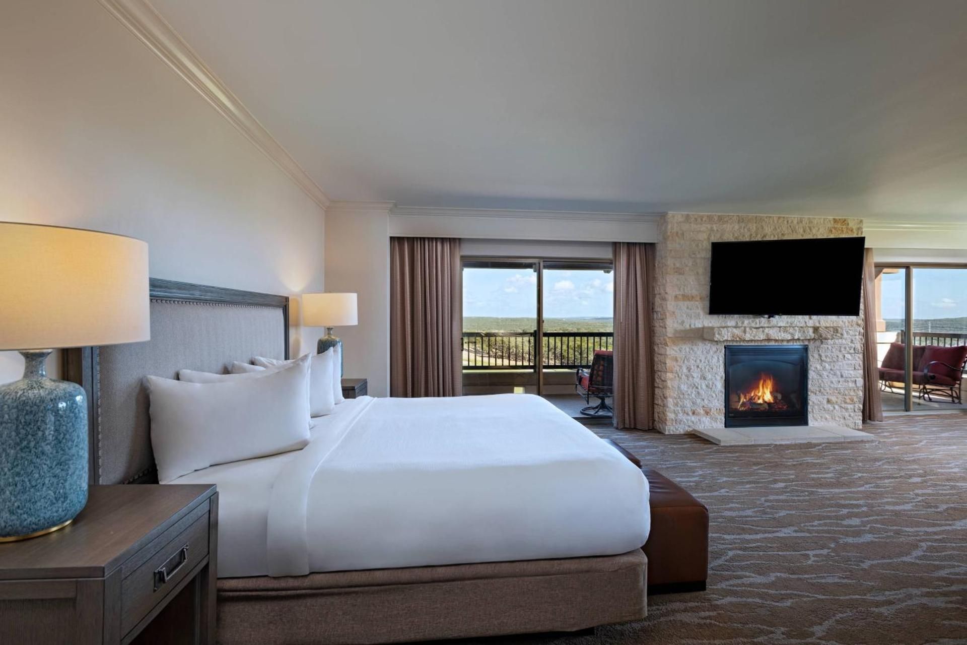 Golf View Suite, 1 Bedroom Studio Suite, 1 King, Sofa bed, Partial Golf view, Balcony