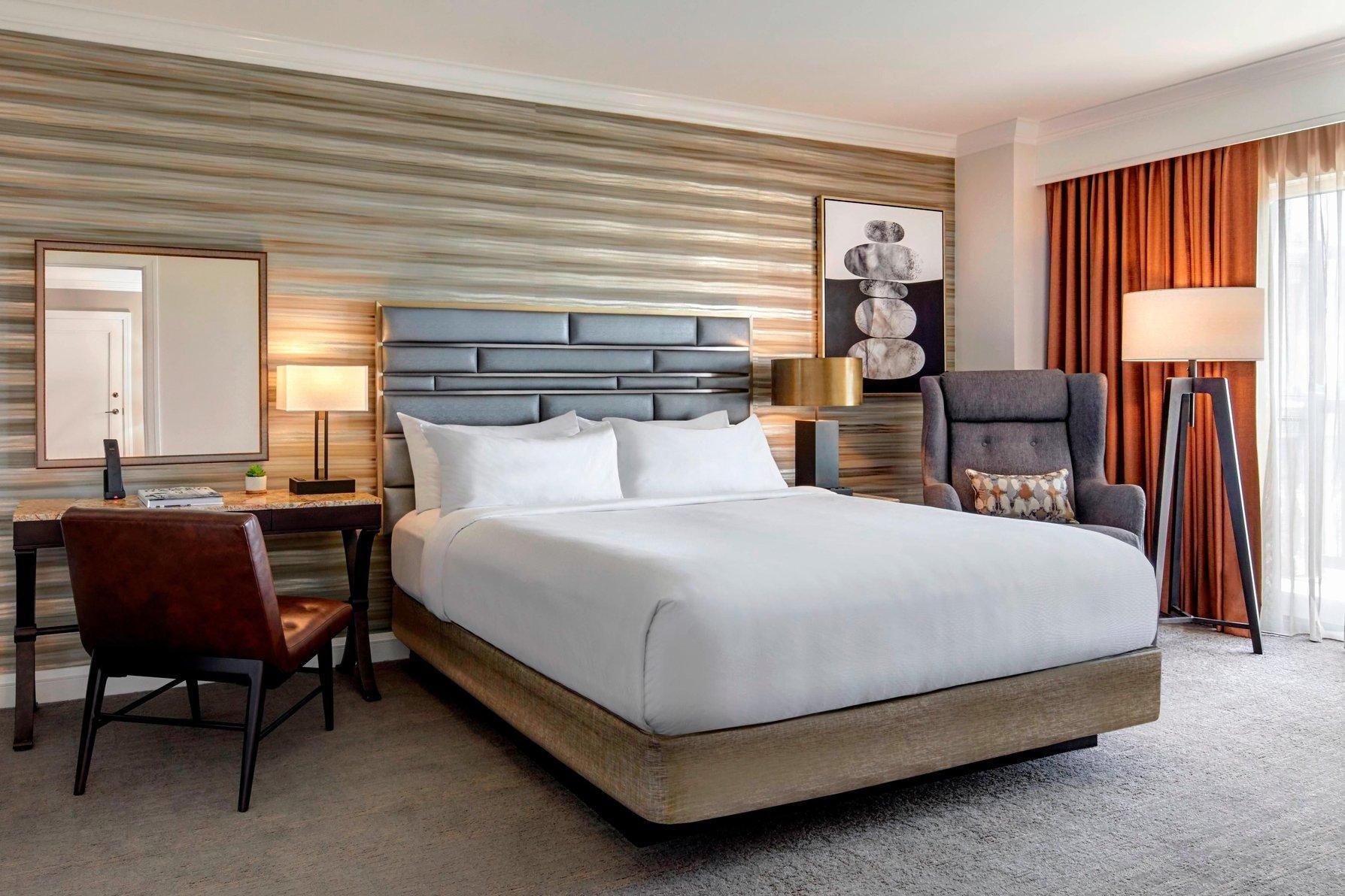 Executive Suite, 1 King, Sofa bed, Walk-out balcony