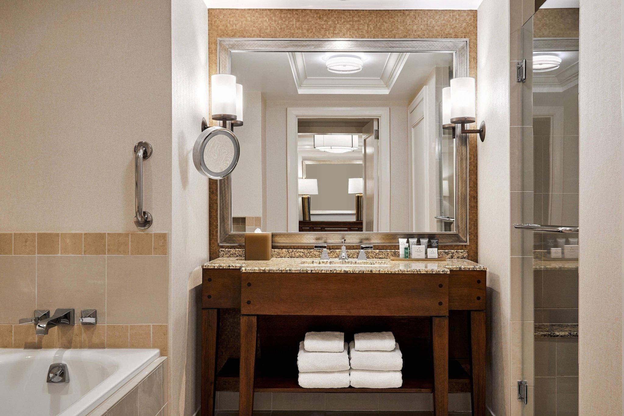 Hospitality Suite, 1 King Murphy