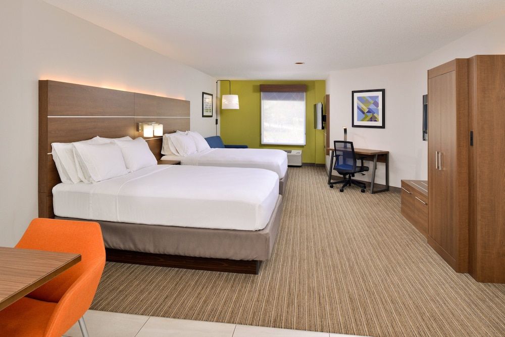 Suite, 2 Queen Beds (Living/Dining Area)