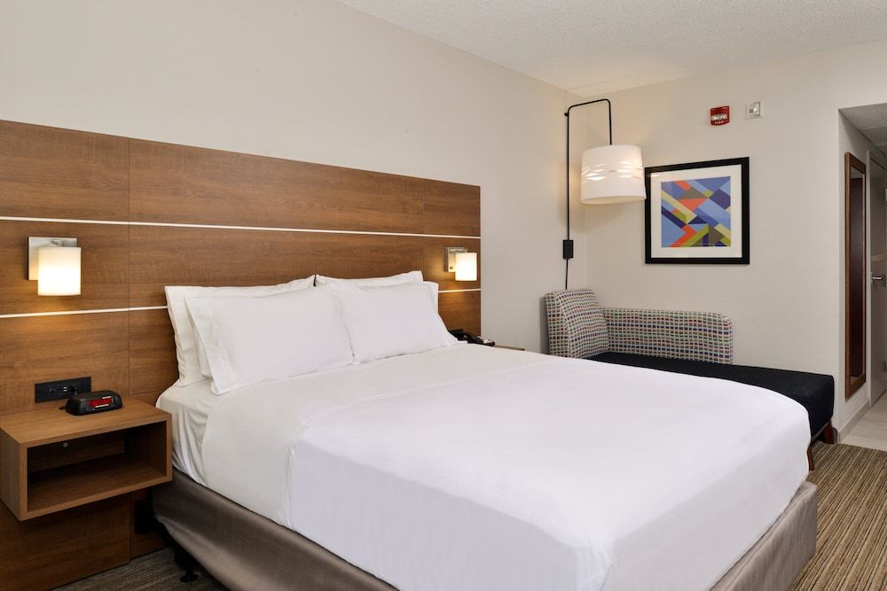 Standard Room, 1 Queen Bed, Accessible (Roll-In Shower)