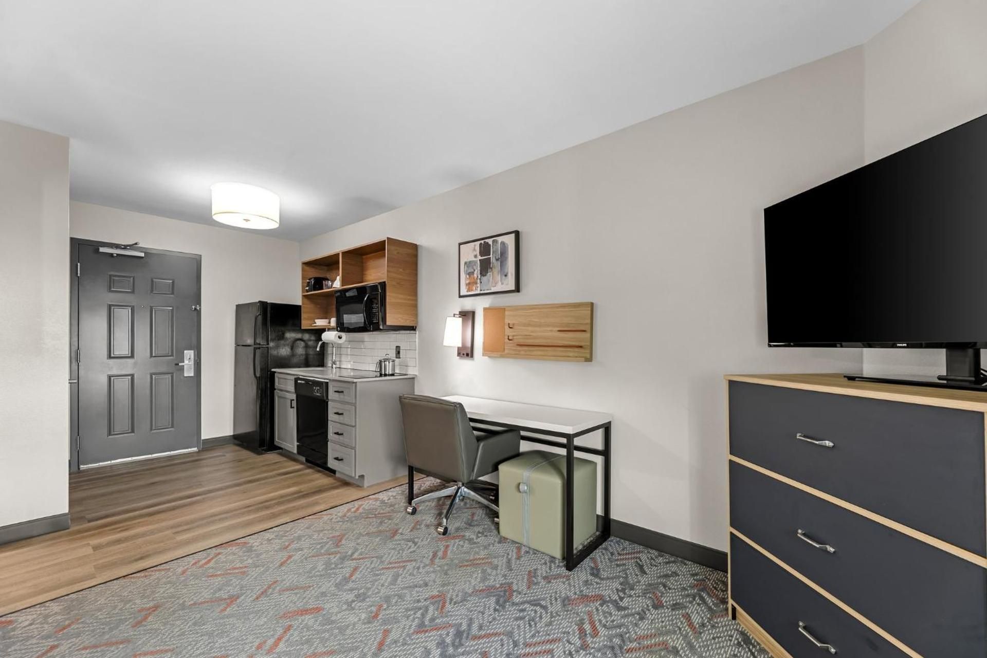 1 Queen Bed Studio Suite