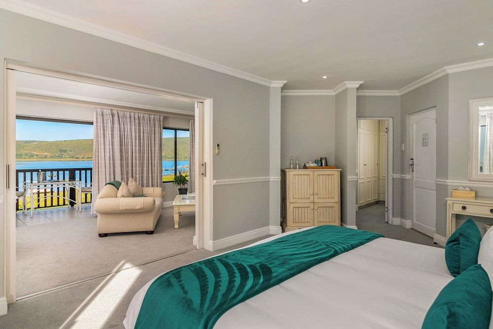 Superior Suite - Lake Facing - 16