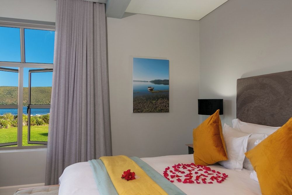 Superior Suite - Lake Facing - 7