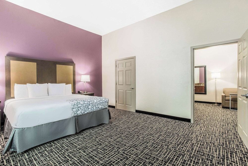 Deluxe Suite, 1 King Bed, Accessible, Non Smoking (Mobility/Hearing Impaired Accessible)