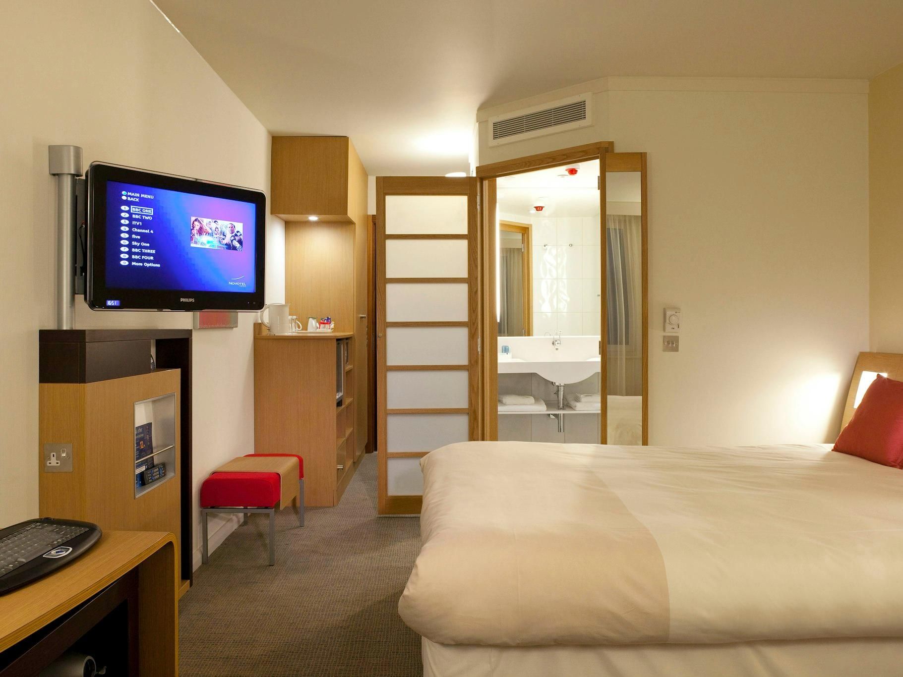 Novotel Liverpool Centre Superior Room with 1 queen size bed and sofa be d