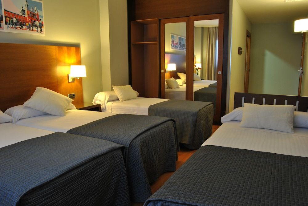 Family Room (2 adults + 2 children)