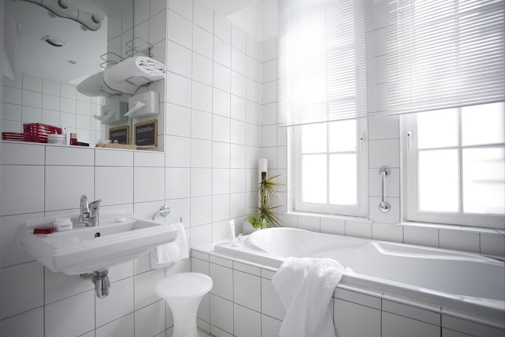 Deep Soaking Bathtub