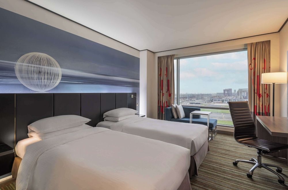 Deluxe Room, 2 Single beds Airport View with Club Access