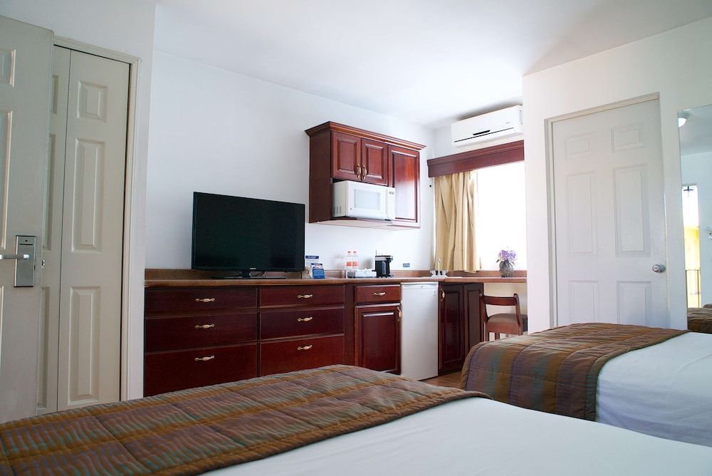 Best Western Saltillo Standard Room, 2 Double Beds, Non Smoking, Refrigerator & Microwave 3