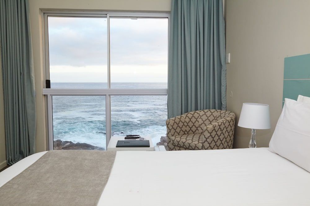 Windsor Hotel Standard Double Room, 1 King Bed, Sea Facing 4