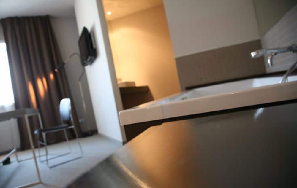 G Hotel Deluxe Room 6