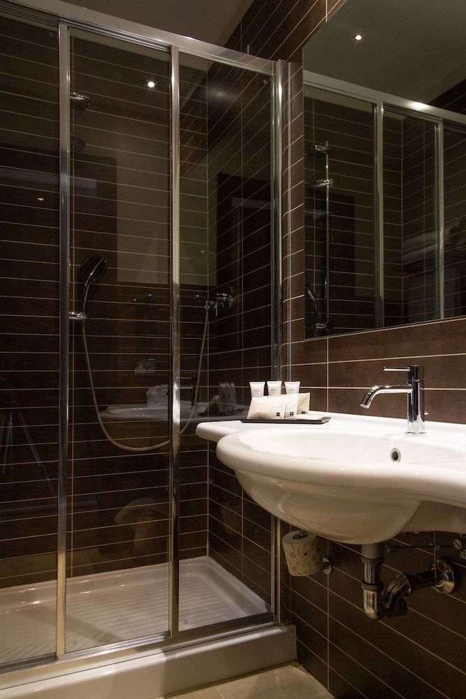 G Hotel Superior Triple Room 4