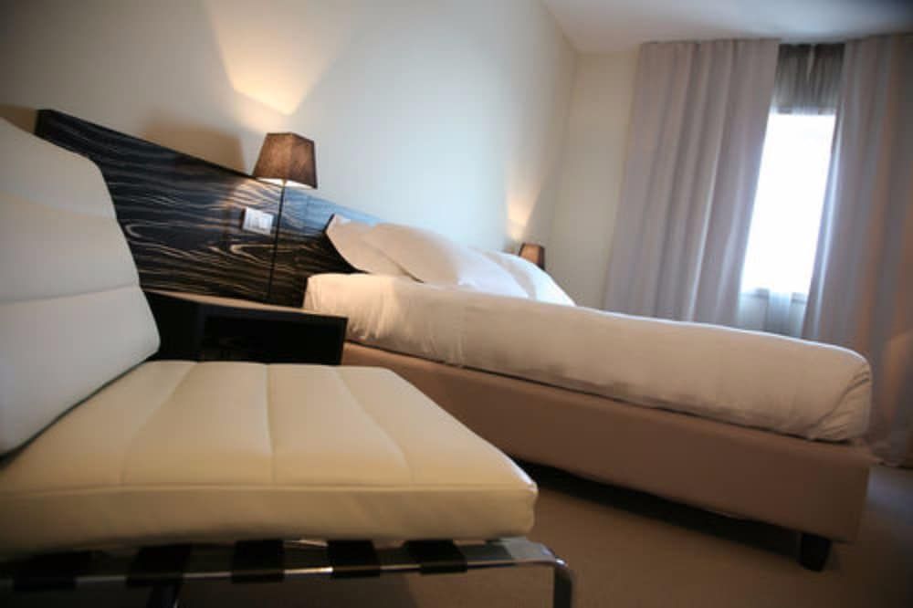 G Hotel Deluxe Room 7