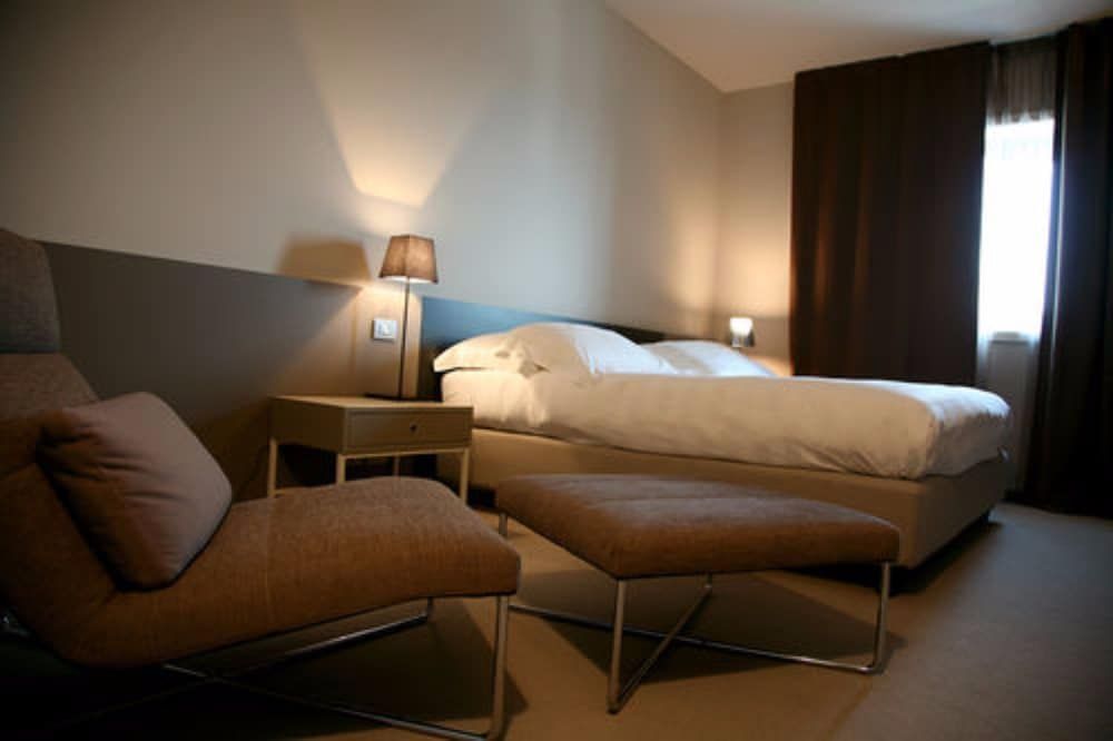 G Hotel Deluxe Room 9