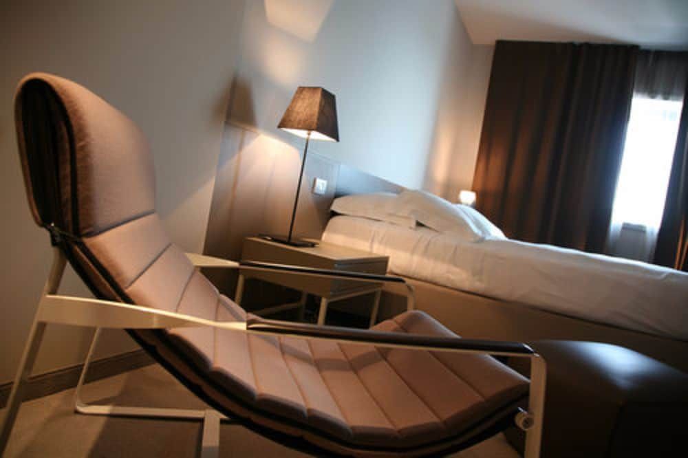 G Hotel Deluxe Room 8