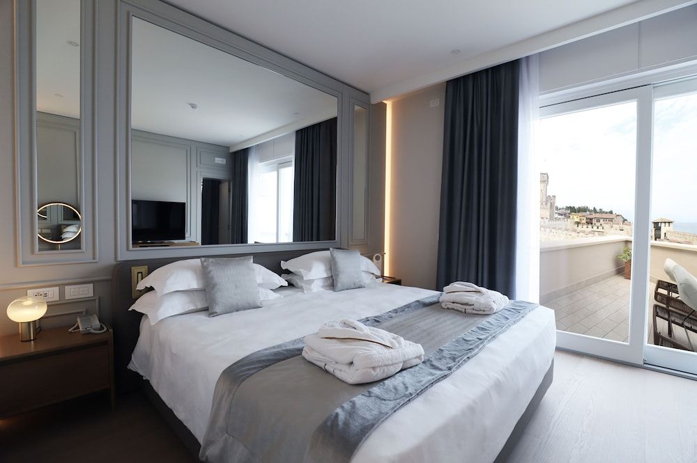 Suite, Lake View