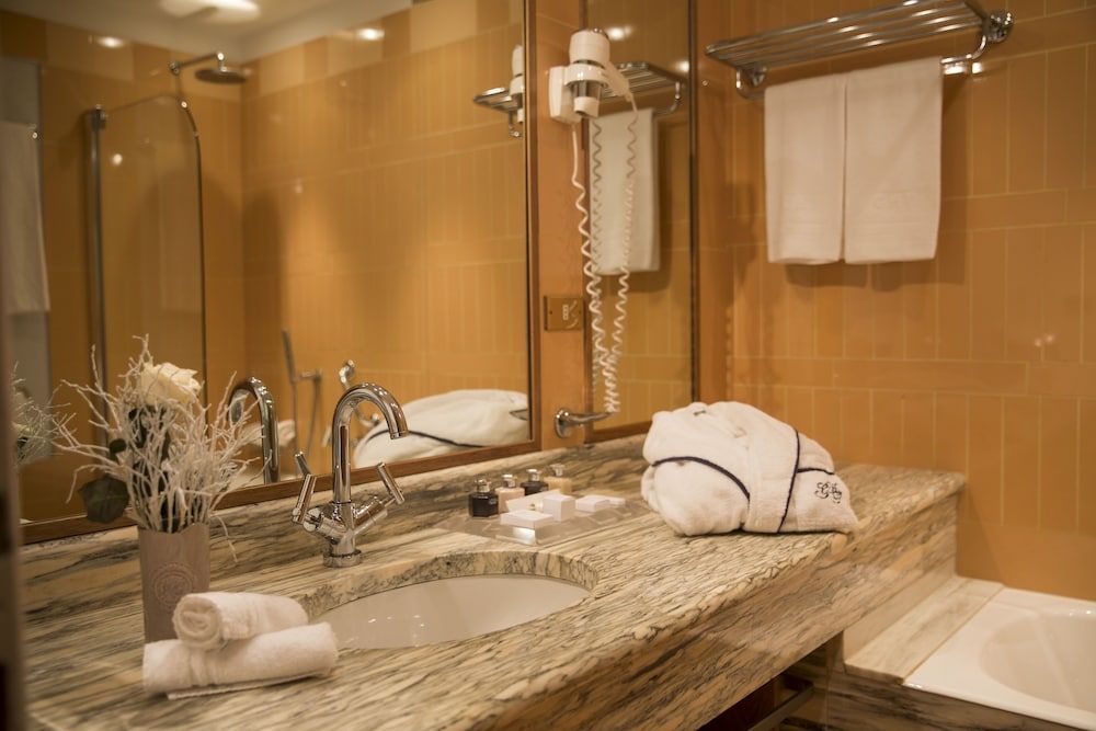 Grand Hotel Terme Sirmione Superior Room, Lake View 5