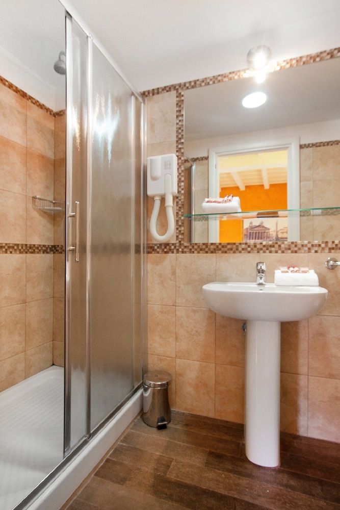 Pantheon Inn Standard Double or Twin Room 8