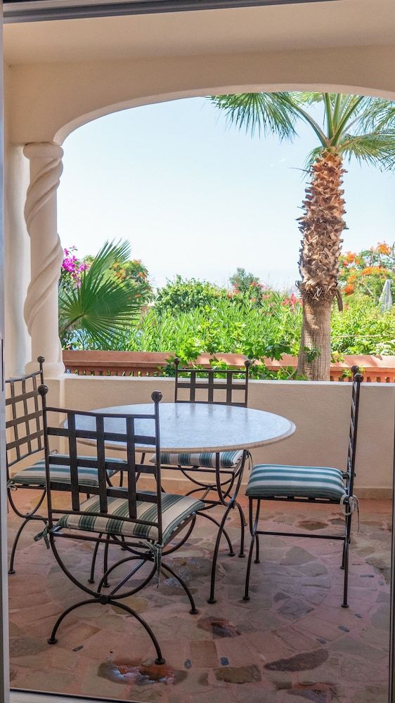 Junior Suite, 1 King Bed with Sofa bed, Non Smoking (Garden and Mountain View)