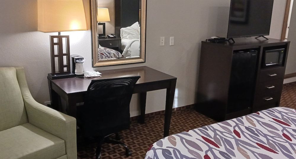 Red Roof Inn & Suites Longview Superior Room, 2 Queen Beds, Non Smoking 6