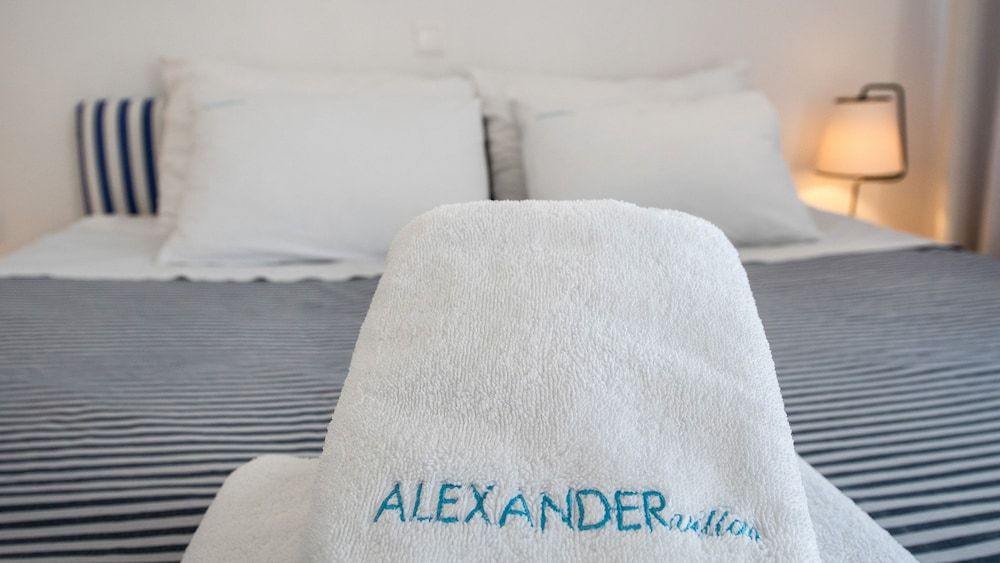 Alexander Villas Honeymoon Suite, Hot Tub 6