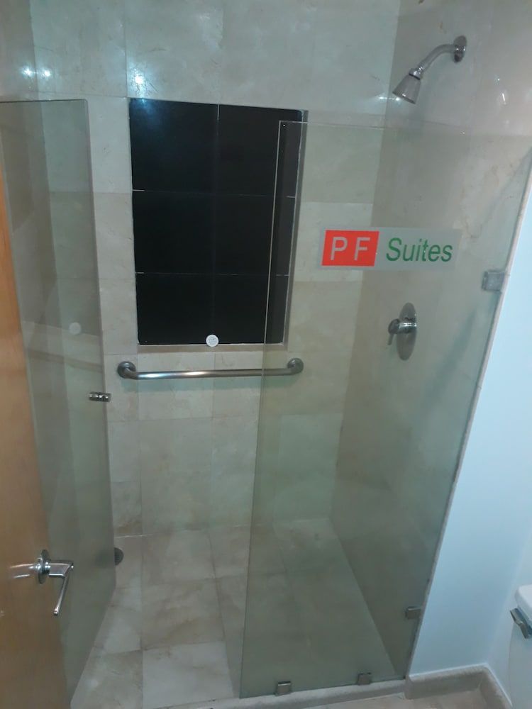 Hotel & Suites PF Deluxe Room, 1 King Bed 12