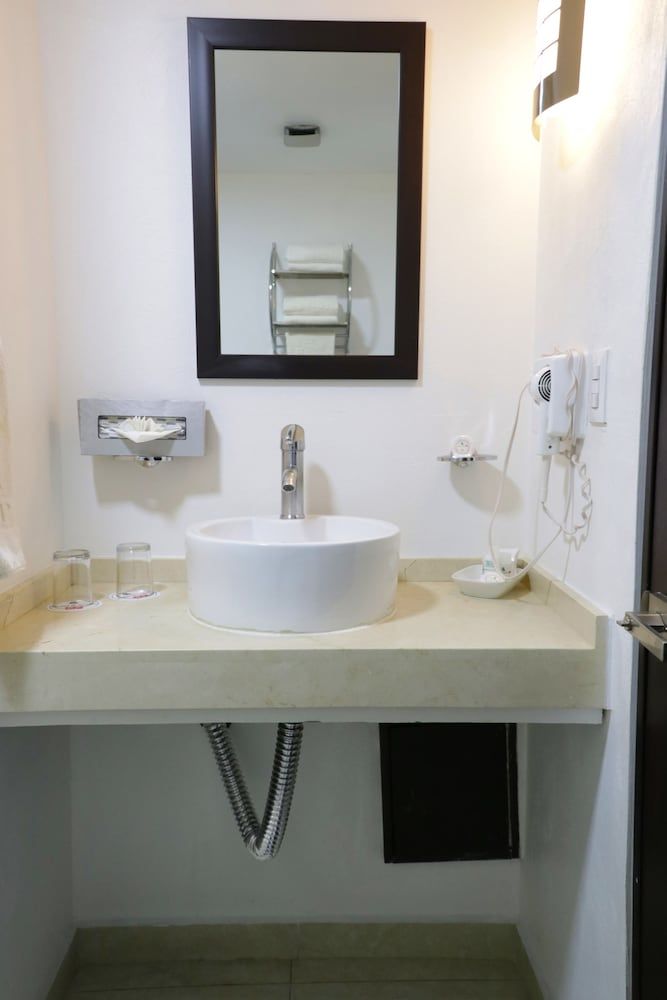 Hotel & Suites PF Deluxe Room, 1 King Bed 15