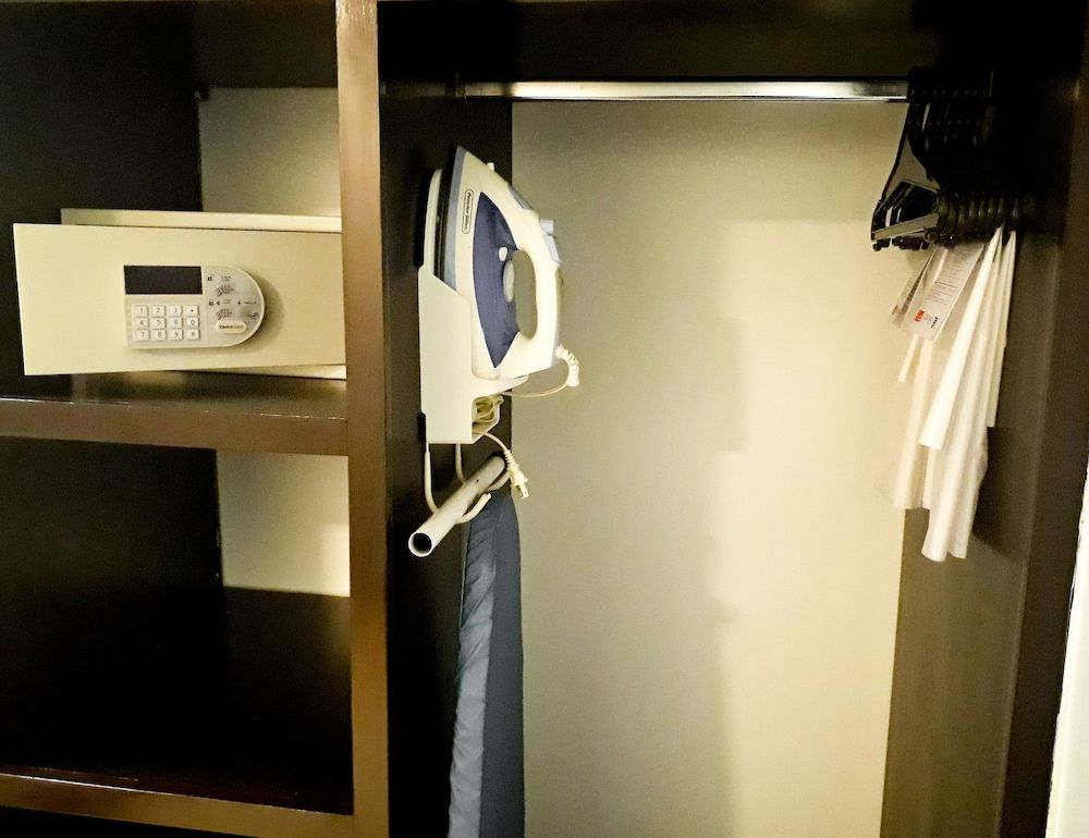 Hotel & Suites PF Deluxe Room, 1 King Bed 24