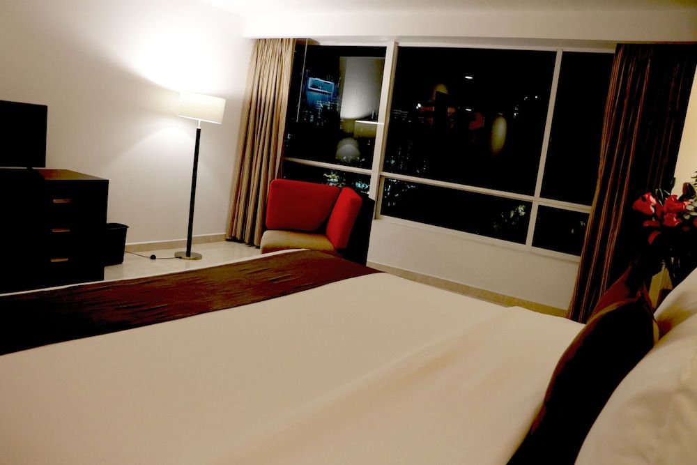 Hotel & Suites PF Deluxe Room, 1 King Bed 8