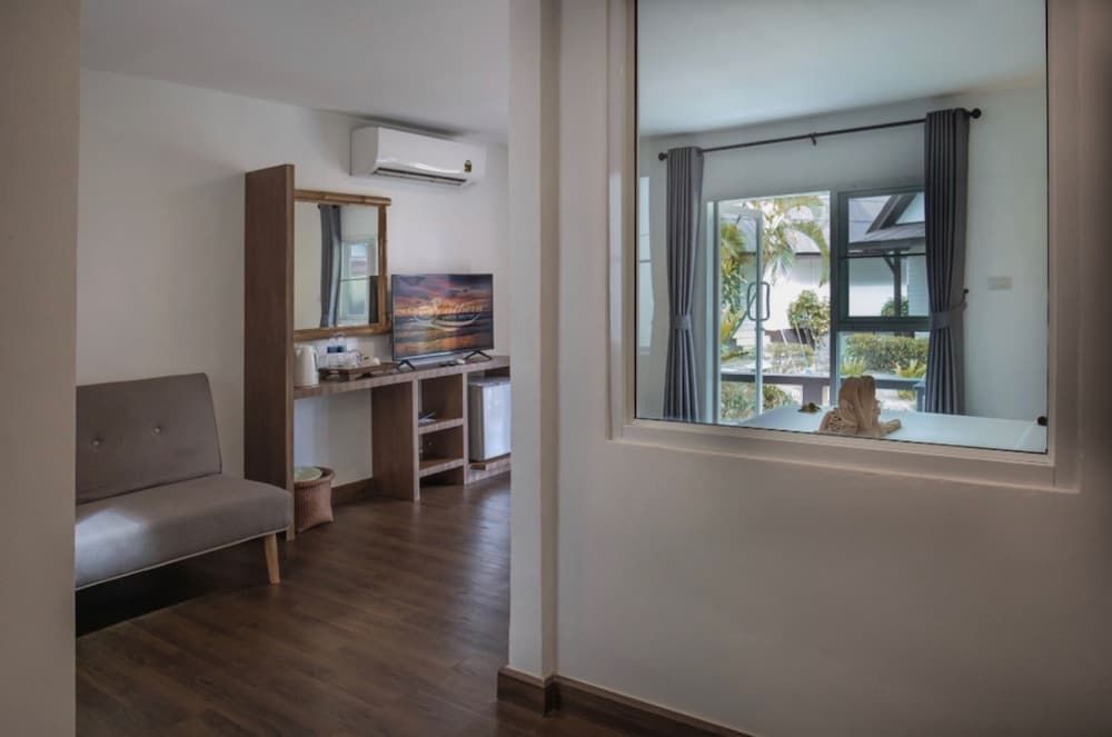 Southern Lanta Resort Superior Room, Garden View 6