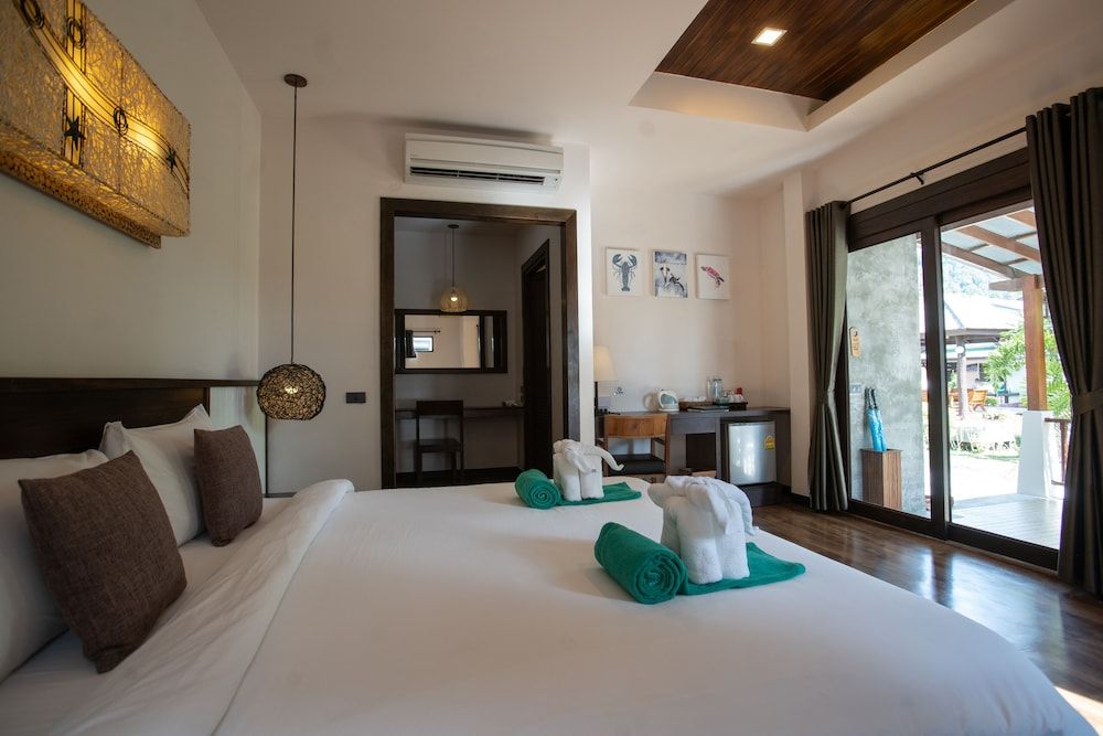 Southern Lanta Resort Deluxe Room 2