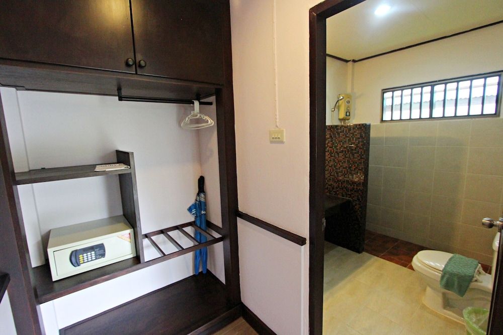 Southern Lanta Resort Standard Room, Garden View 4