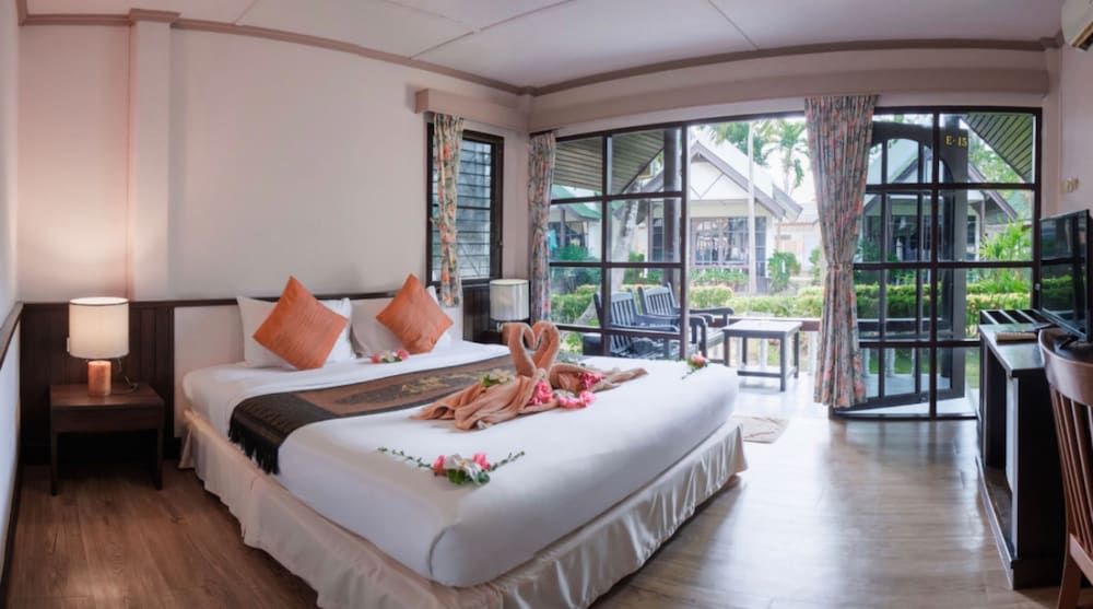 Southern Lanta Resort Standard Room, Garden View 3