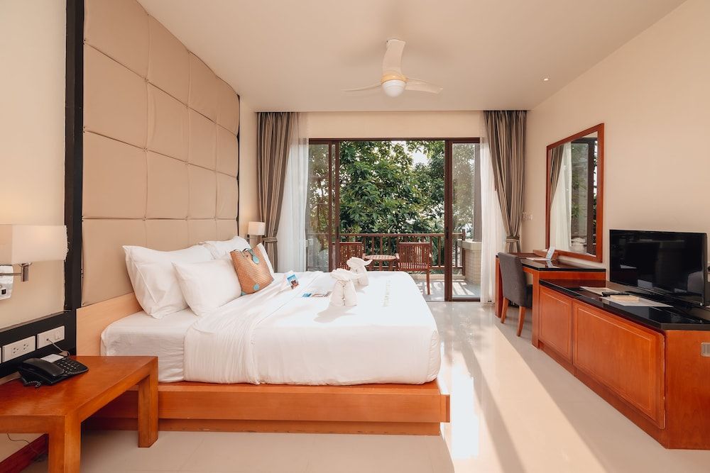 Junior Room, 1 King Bed, Garden View