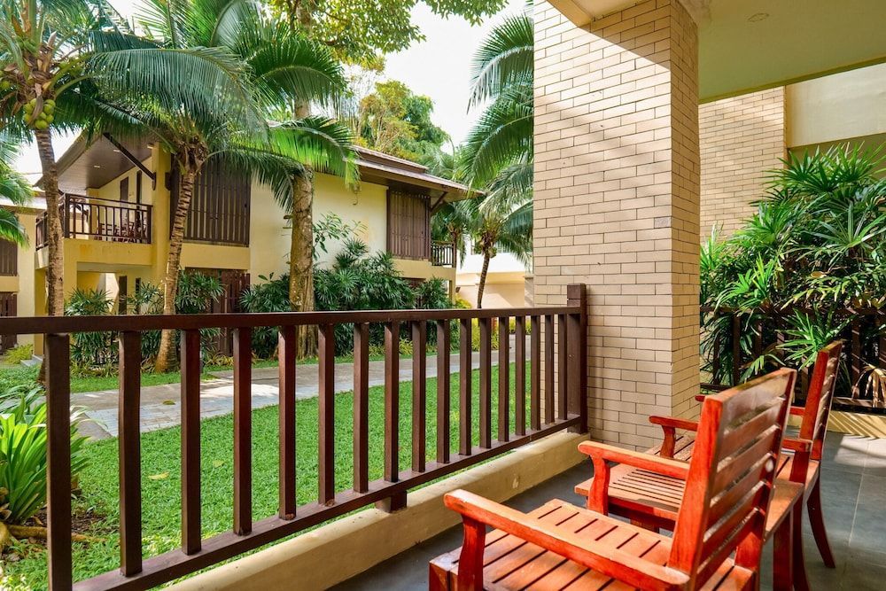 Junior Room, 1 King Bed, Garden View