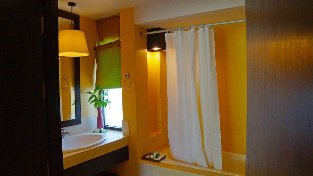 Palm Galleria Resort Deluxe Room 6