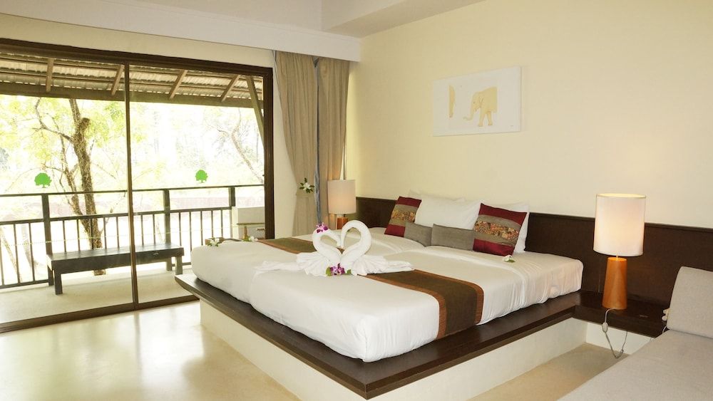 Palm Galleria Resort Deluxe Room 2