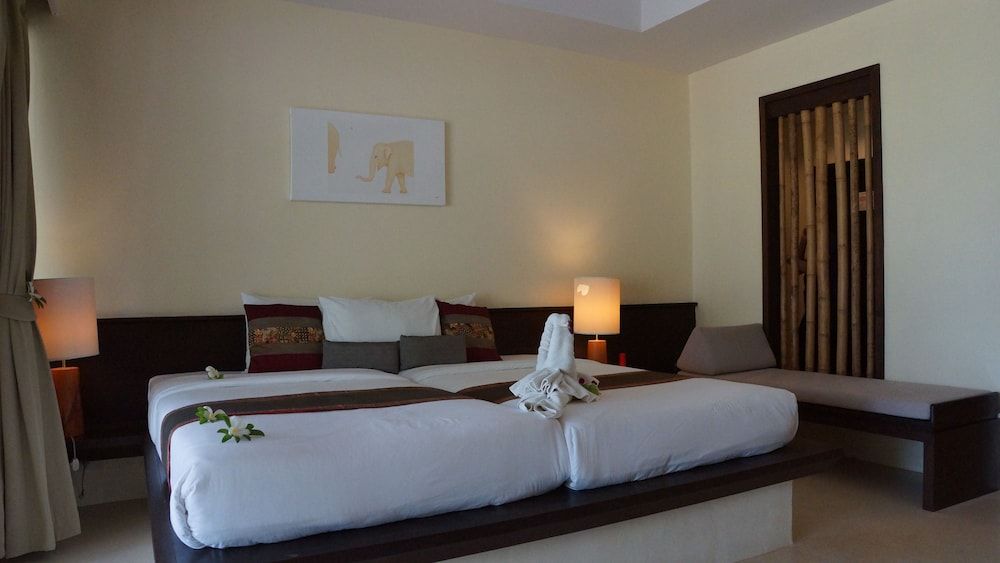 Palm Galleria Resort Deluxe Room 3