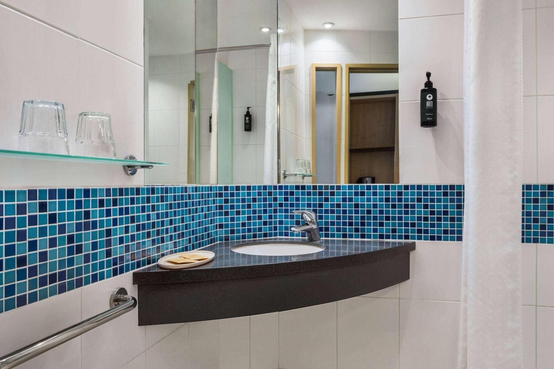 Vienna House Easy by Wyndham Bratislava Comfort Accessible Room 2