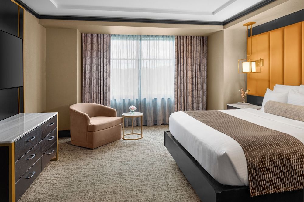 Mount Airy Casino Resort - Adults Only 21+ Suite, 1 King Bed, Golf View (Suite Golf View King Bed) 4