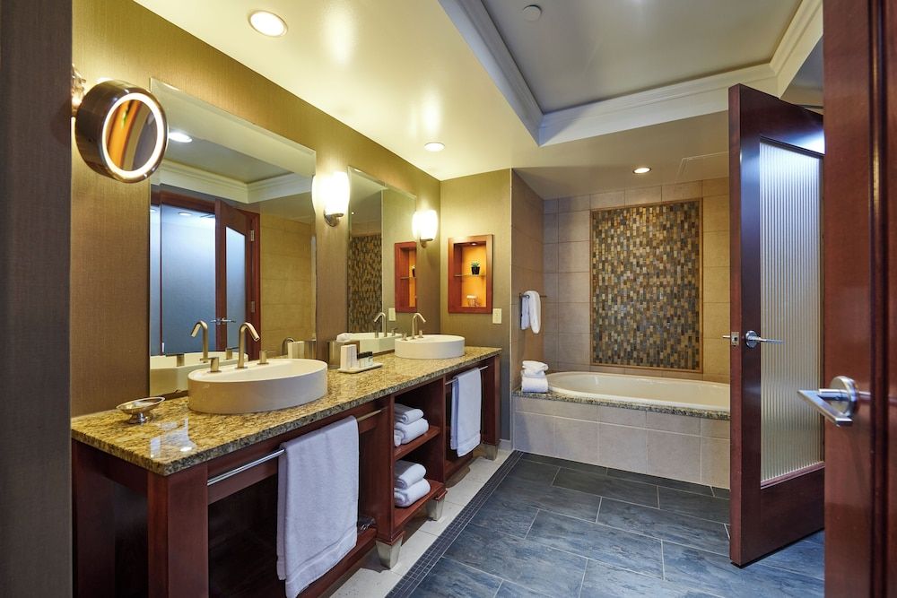 Mount Airy Casino Resort - Adults Only 21+ Suite, 1 King Bed, Golf View (Suite Golf View King Bed) 5