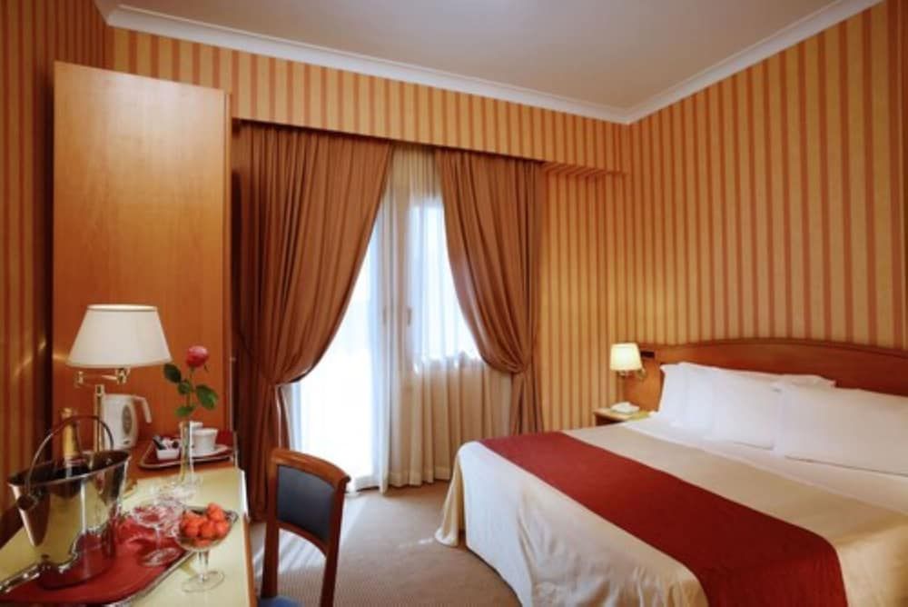 Standard Room, 1 Queen Bed