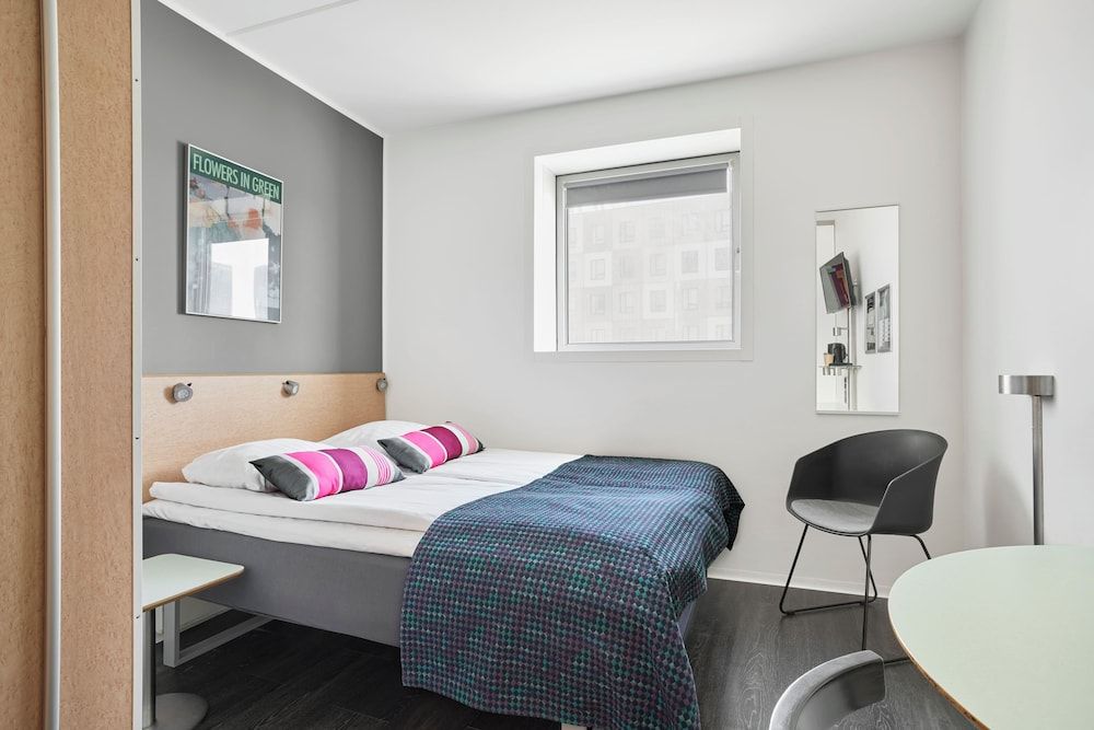 undefined CABINN Metro Hotel 4