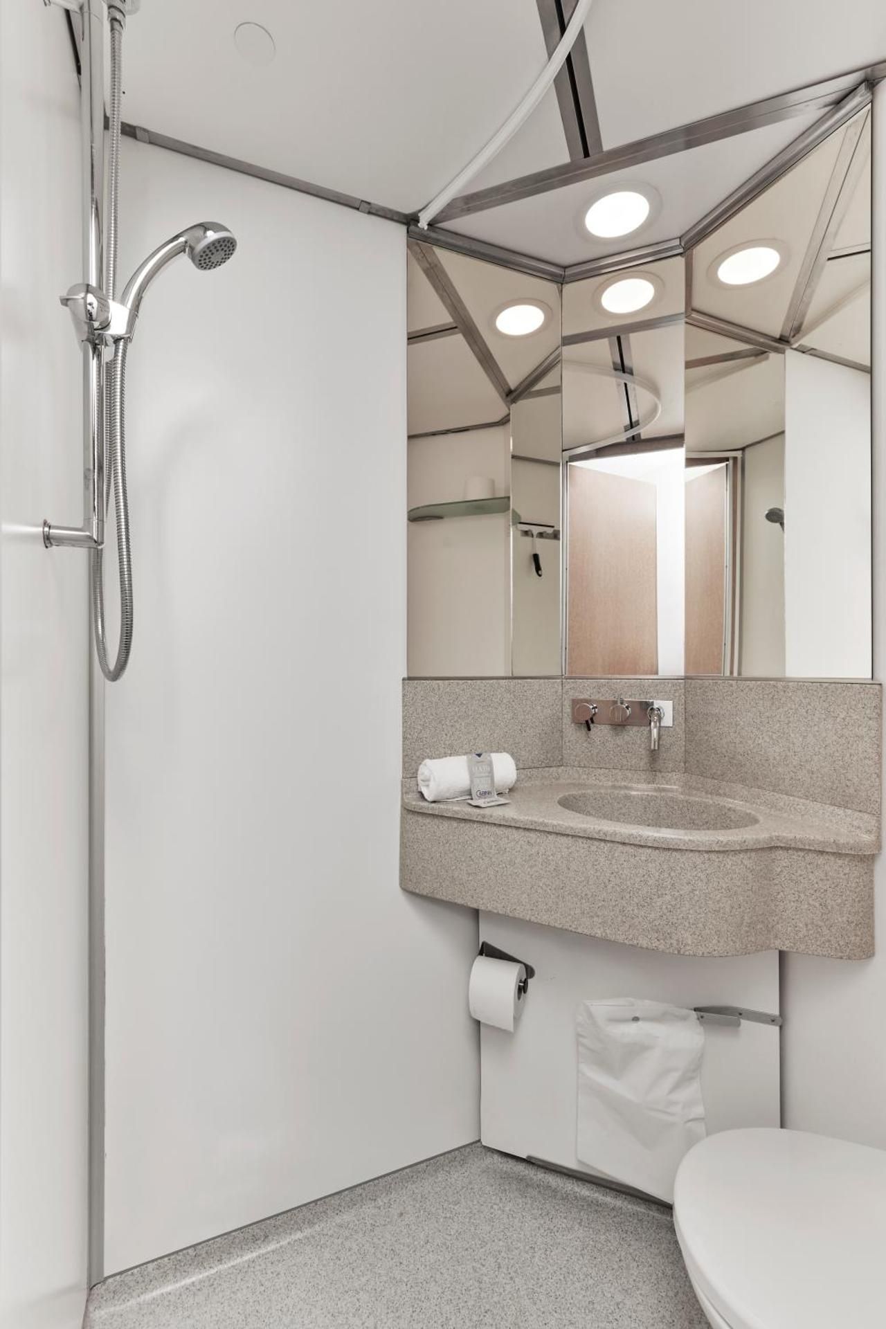 undefined CABINN Metro Hotel 3