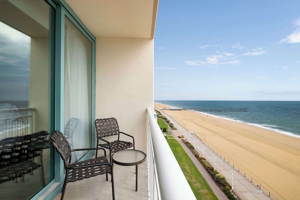 Oceanfront, 2 Queen Bed Suite, 1 Sofa Bed, Bathtub, 10th Floor