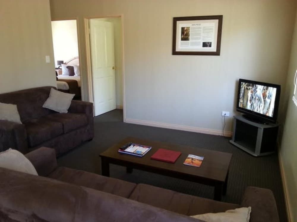 Alice on Todd Apartments Deluxe Two-Bedroom Apartment - Not Pet Friendly 5