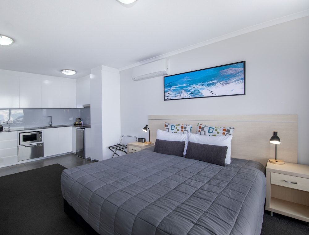 The Landmark Resort Nelson Bay Deluxe Studio, 1 King Bed, Kitchenette, Partial Ocean View 3