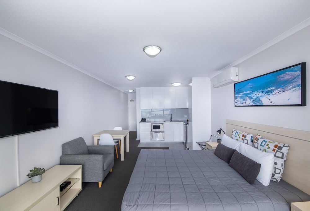 The Landmark Resort Nelson Bay Deluxe Studio, 1 King Bed, Kitchenette, Partial Ocean View 5