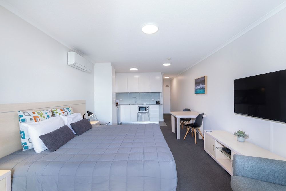 The Landmark Resort Nelson Bay Deluxe Studio, 1 King Bed, Kitchenette, Partial Ocean View 4